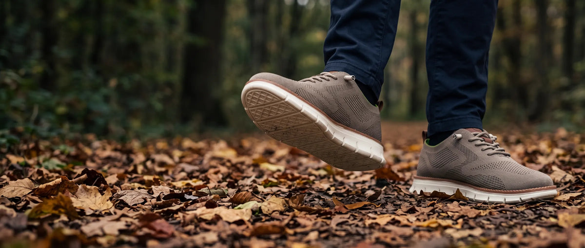 Wandelen op een bospad in de herfst