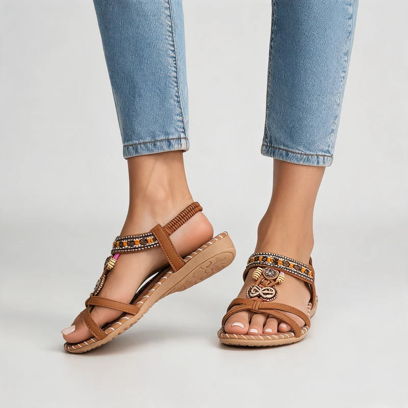 Belleva open teen sandalen – Karamel, gedragen door model
