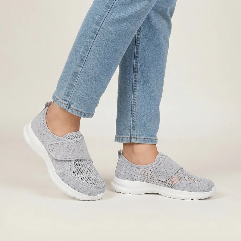 Breedevo verstelbare comfortschoenen – Lichtgrijs, gedragen door model