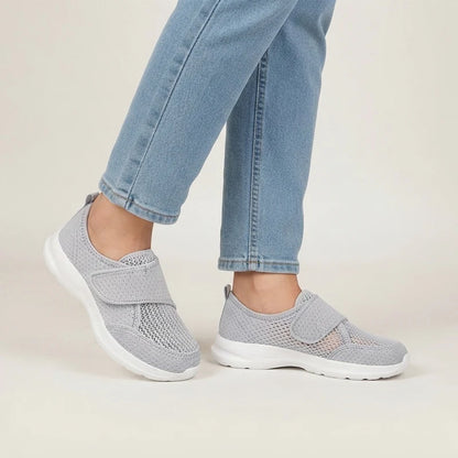 Breedevo verstelbare comfortschoenen – Lichtgrijs, gedragen door model