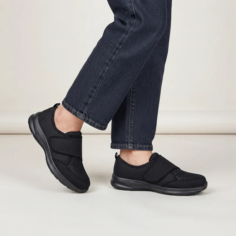 Breedevo verstelbare comfortschoenen – Zwart, gedragen door model