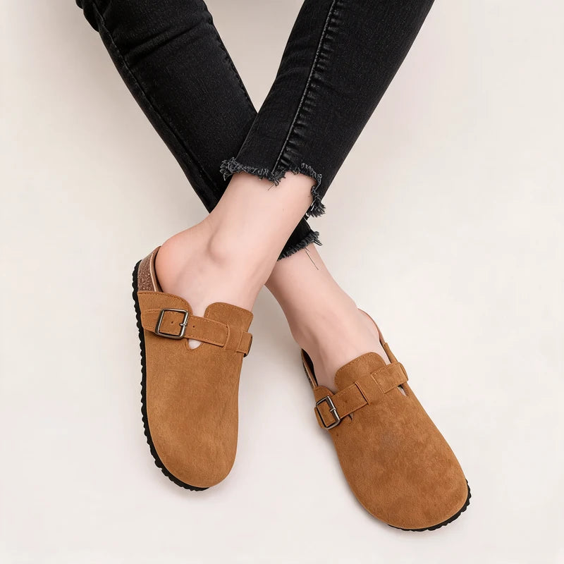 Clogevo lichtgewicht comfort clogs – Bruin, gedragen door model