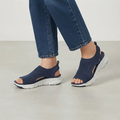 Comfytrail orthopedische comfortsandalen – Blauw, gedragen door model