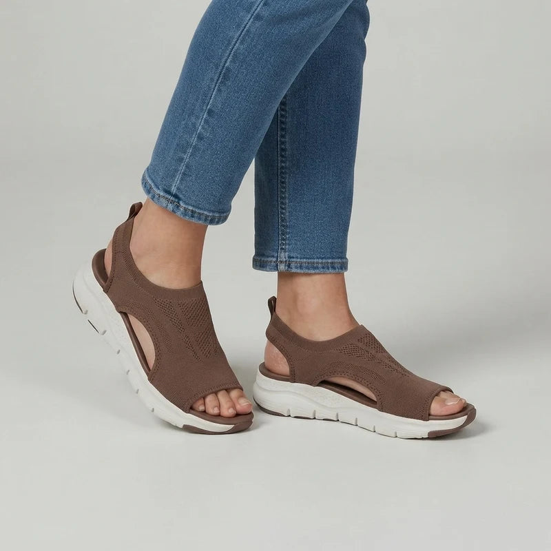 Comfytrail orthopedische comfortsandalen – Donkerbruin, gedragen door model