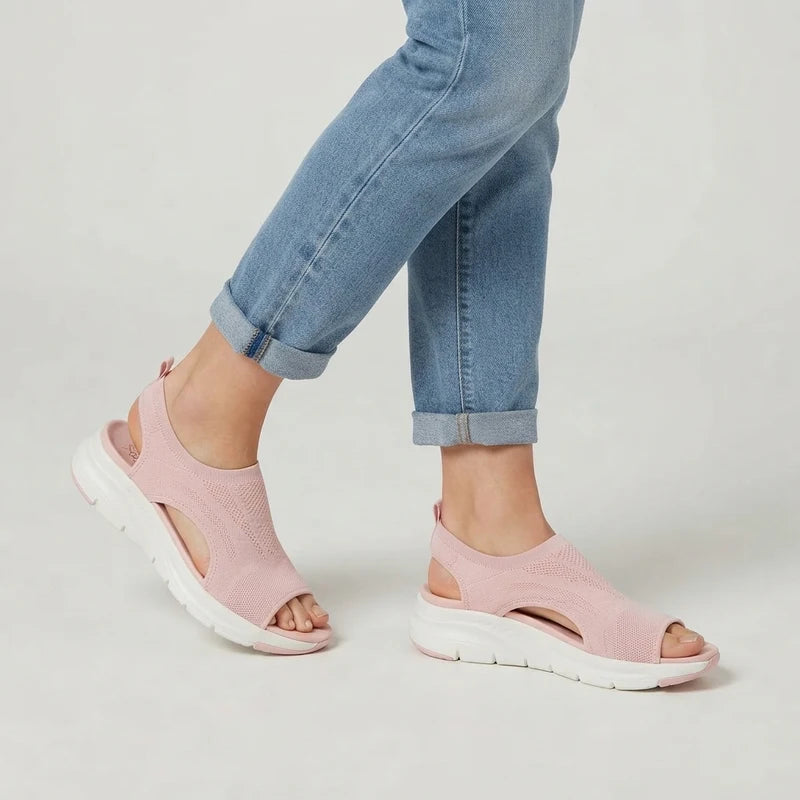 Comfytrail orthopedische comfortsandalen – Roze, gedragen door model