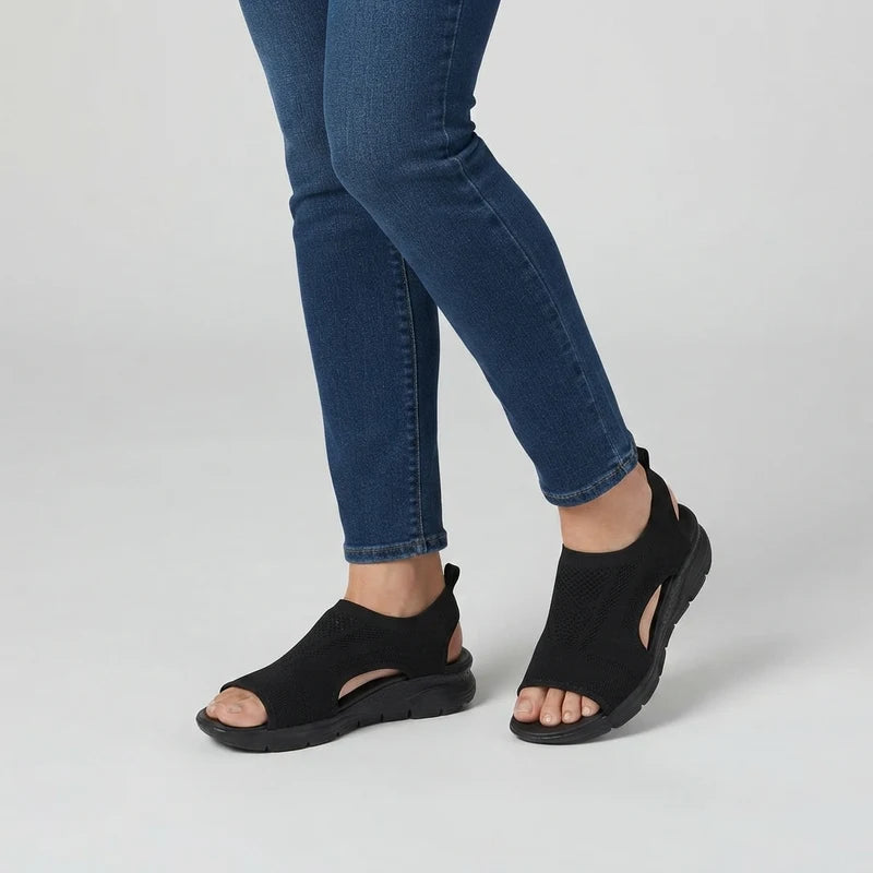 Comfytrail orthopedische comfortsandalen – Zwart, gedragen door model