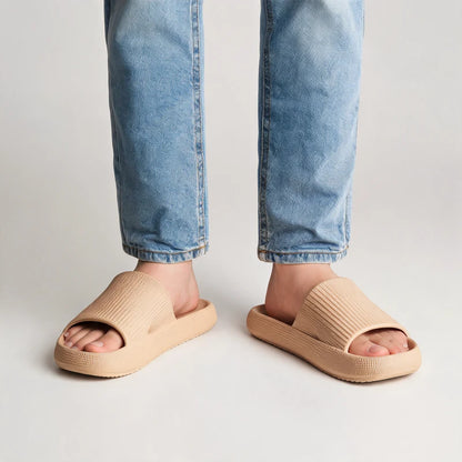 HappySlides comfortslippers – Beige, gedragen door model