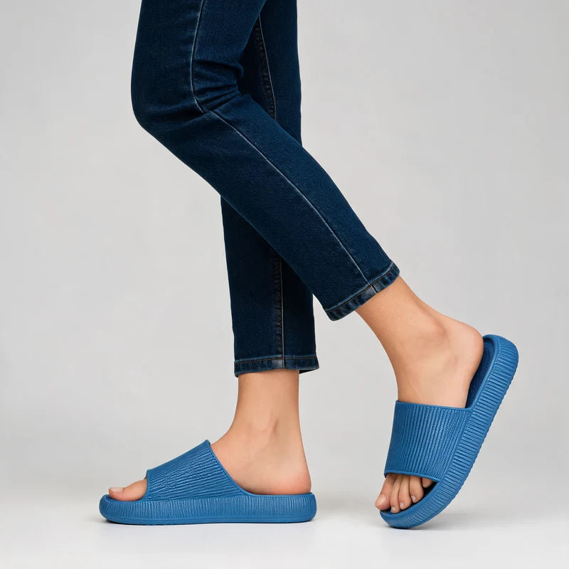 HappySlides comfortslippers – Blauw, gedragen door model