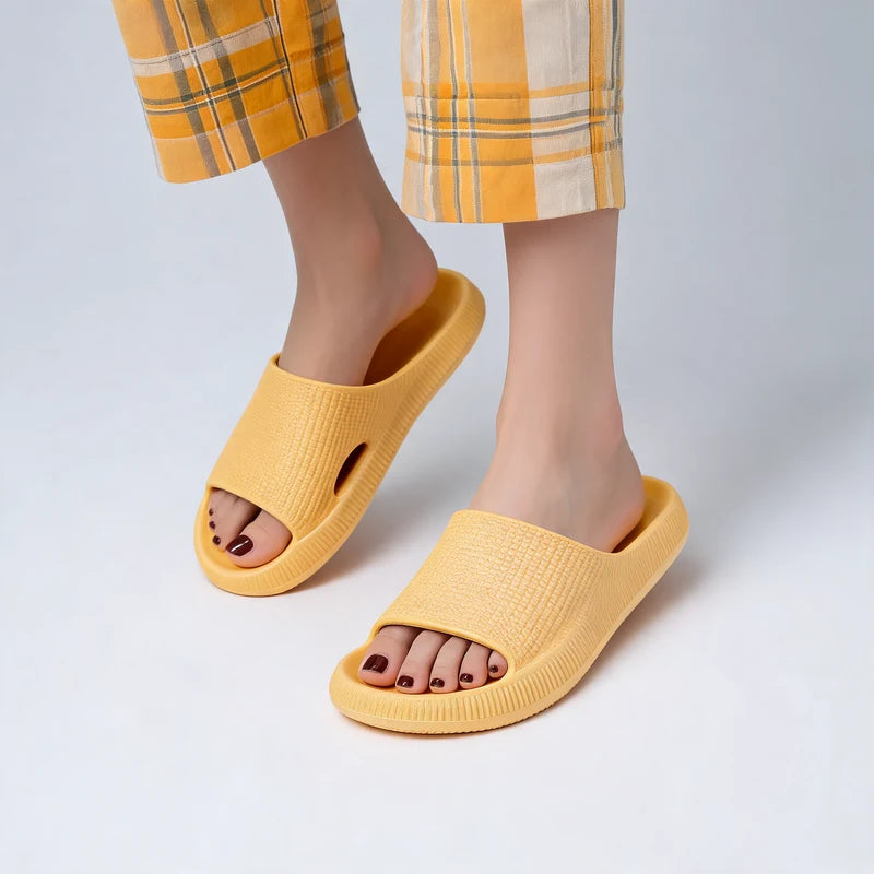 HappySlides comfortslippers – Geel, gedragen door model