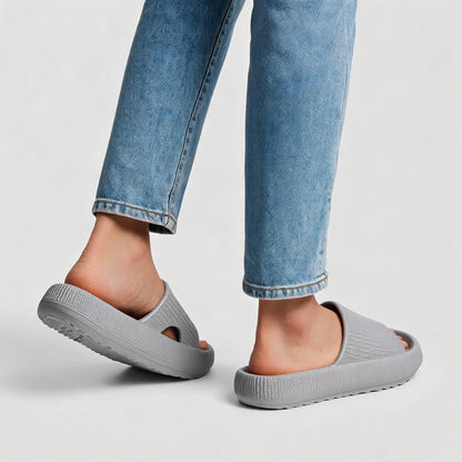 HappySlides comfortslippers – Grijs, gedragen door model