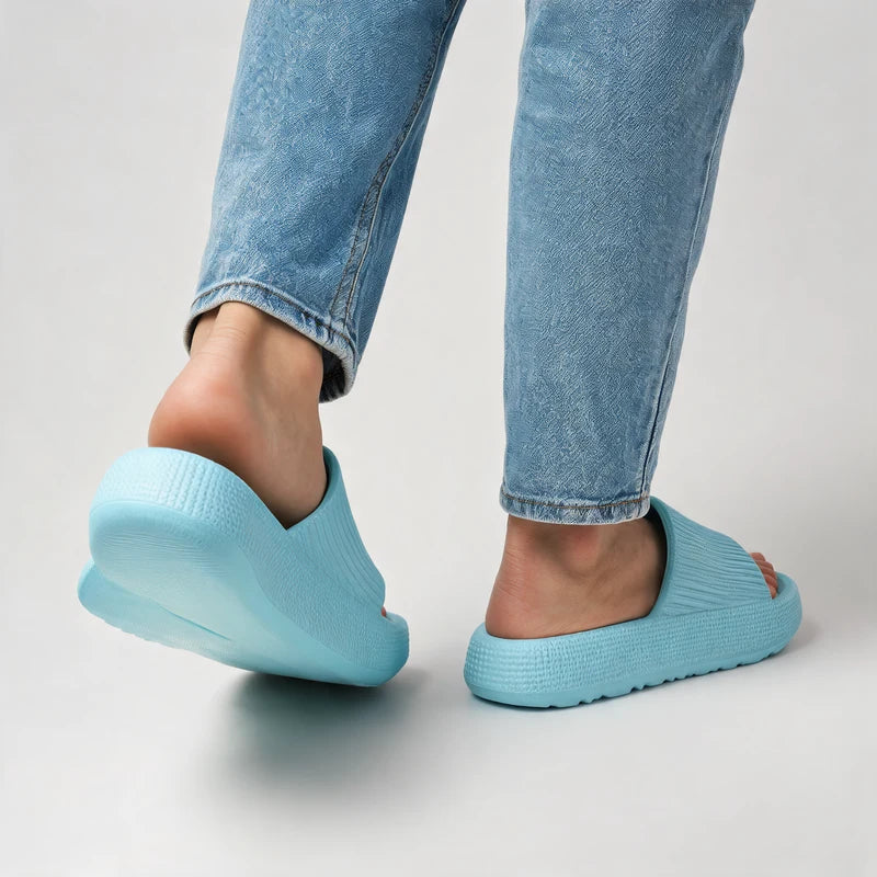 HappySlides comfortslippers – Lichtblauw, gedragen door model