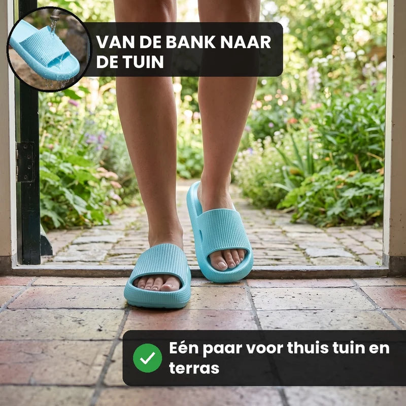 HappySlides comfortslippers – Lichtblauw, lifestyle op straat