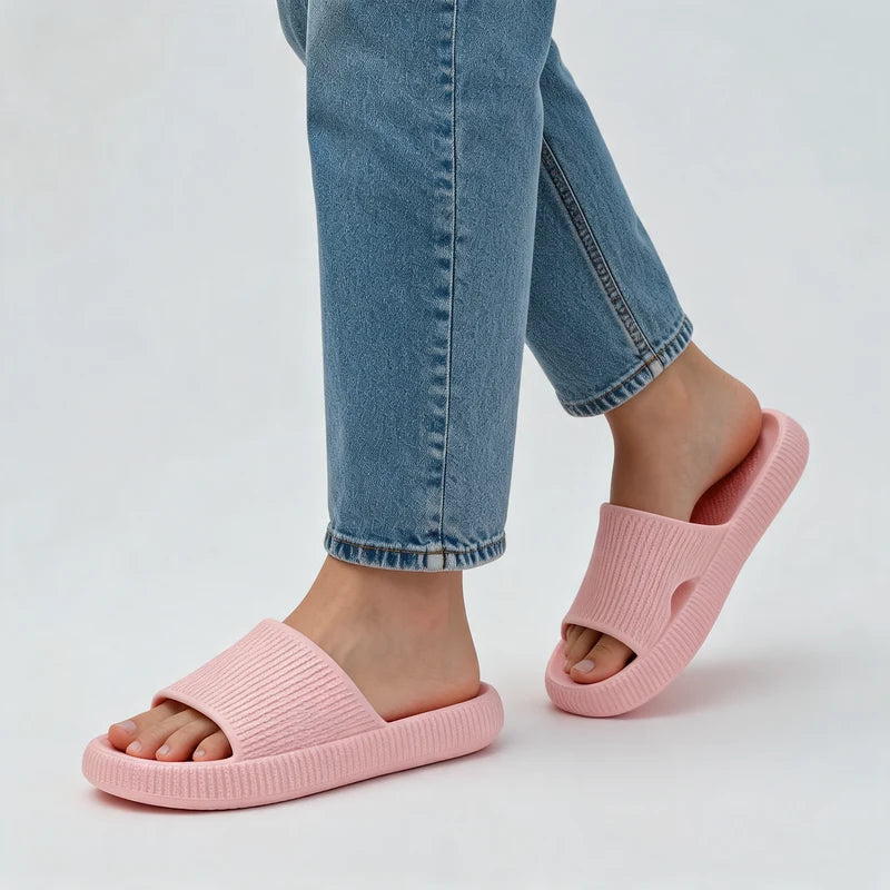 HappySlides comfortslippers – Roze, gedragen door model