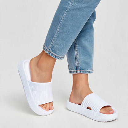 HappySlides comfortslippers – Wit, gedragen door model