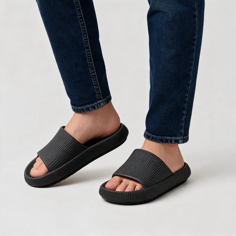HappySlides comfortslippers – Zwart, gedragen door model