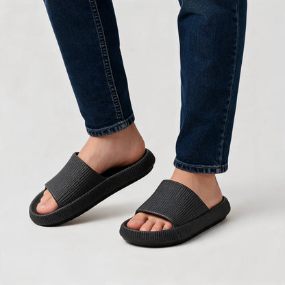 HappySlides comfortslippers – Zwart, gedragen door model