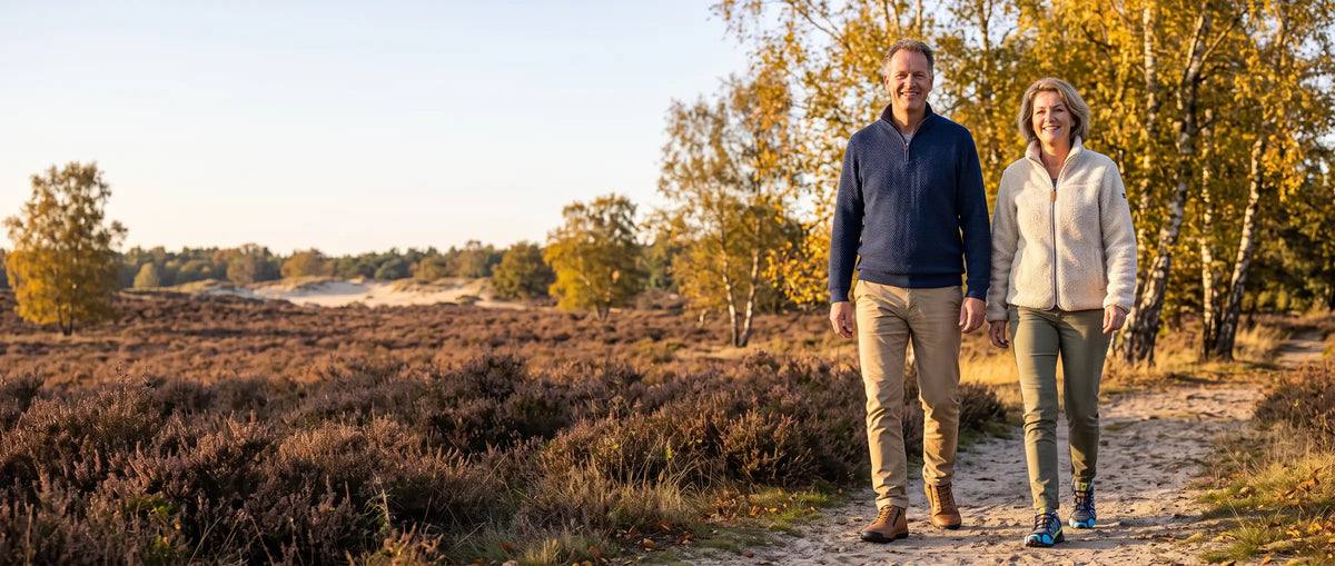 Stel wandelt op de heide in de herfst