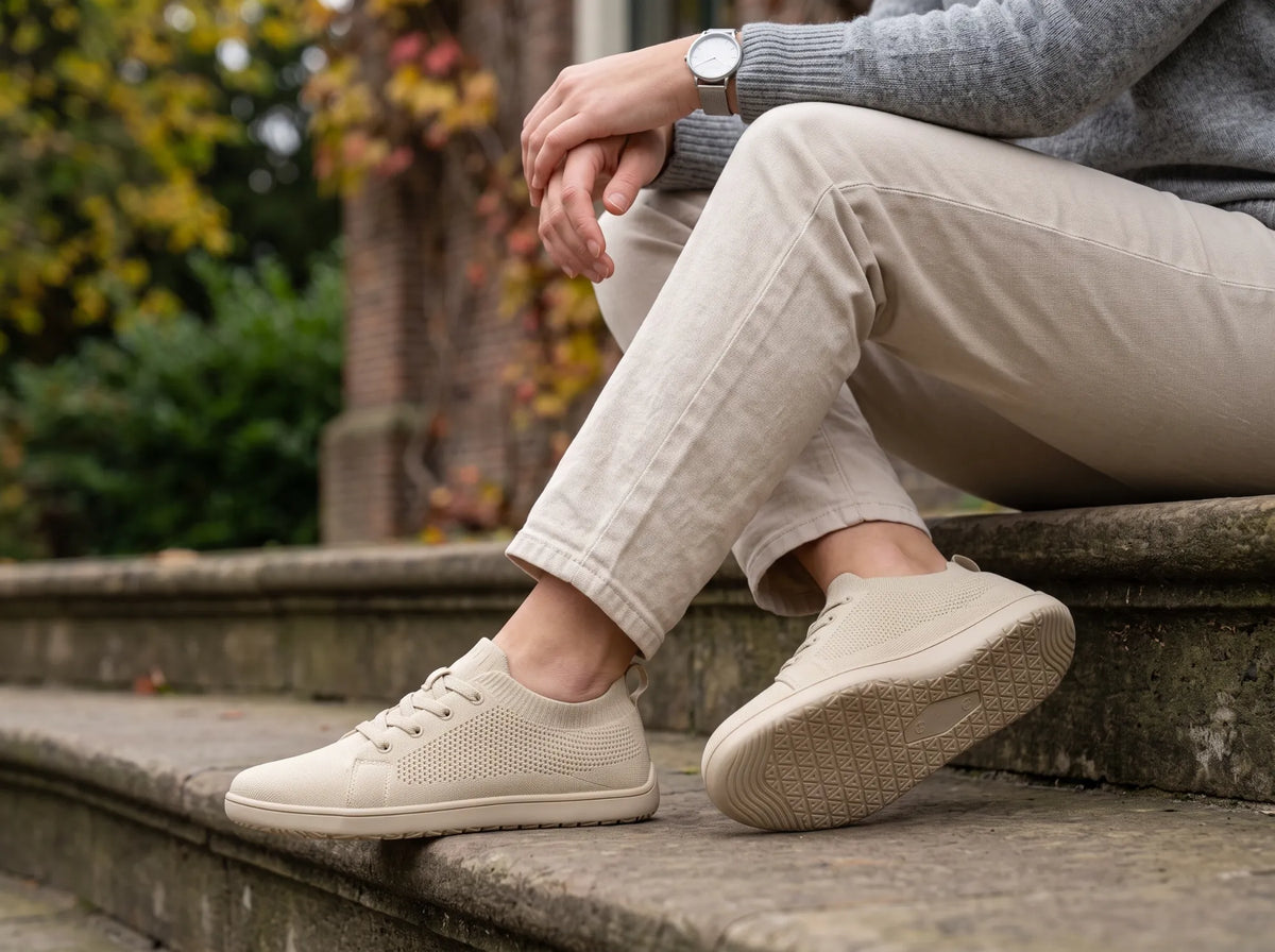 Kinevo comfortsneakers op een stenen trap