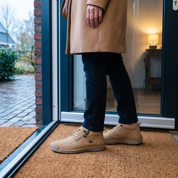 1. Rechtop je schoen aan, zonder op de trap te zitten
