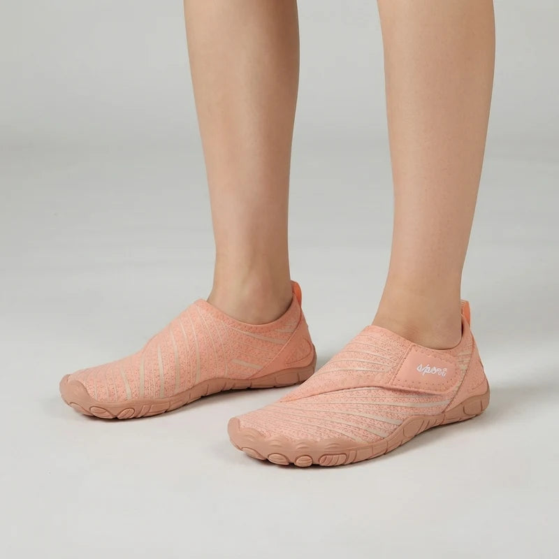 Natueva lichte & flexibele barefoot schoenen – Perzik, gedragen door model