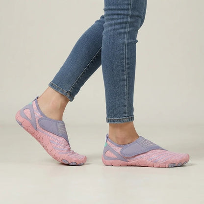 Natueva lichte & flexibele barefoot schoenen – Roze, gedragen door model