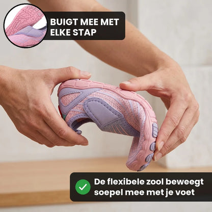 Natueva lichte & flexibele barefoot schoenen – Roze, lifestyle op straat