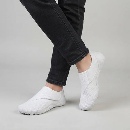 Natueva lichte & flexibele barefoot schoenen – Wit, gedragen door model