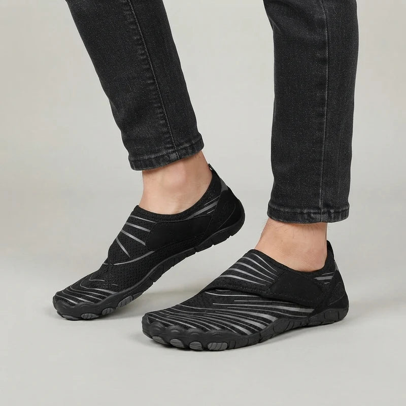 Natueva lichte & flexibele barefoot schoenen – Zwart, gedragen door model