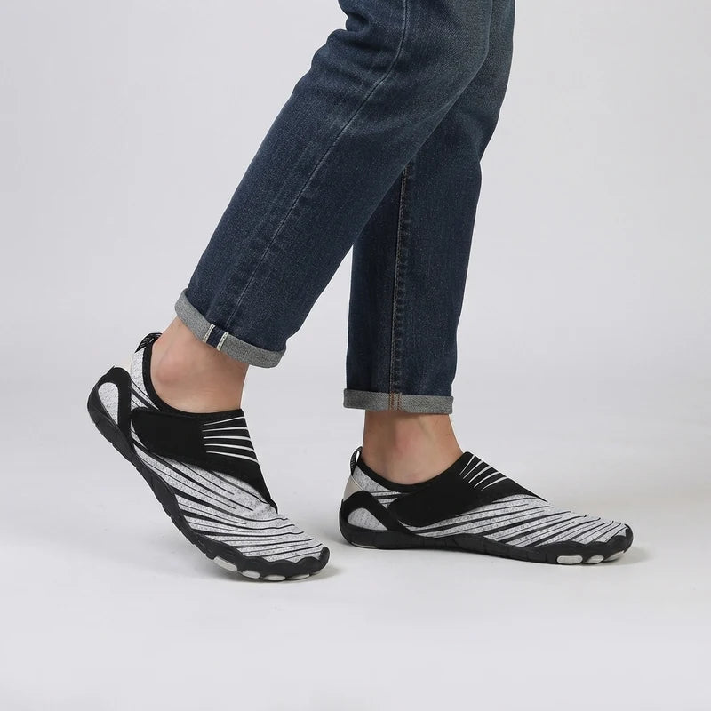 Natueva lichte & flexibele barefoot schoenen – Zwart-wit, gedragen door model