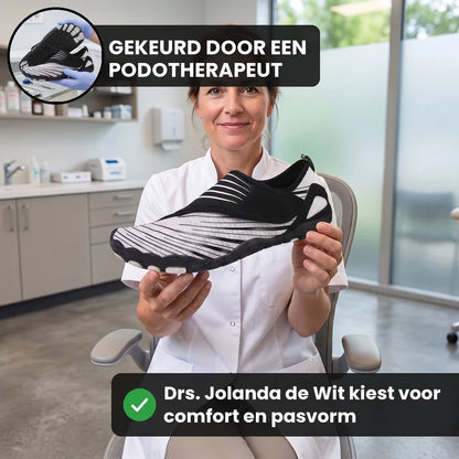 Natueva lichte & flexibele barefoot schoenen – Zwart-wit, lifestyle op straat