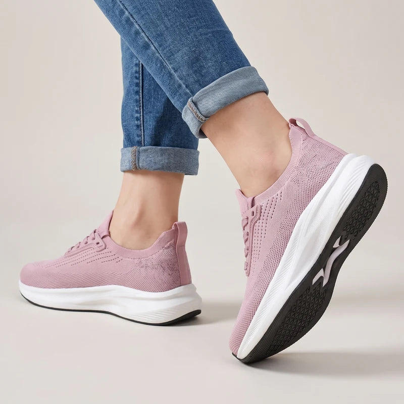 OrthoWide orthopedische comfortsneakers – Roze, gedragen door model