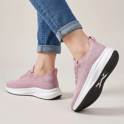 OrthoWide orthopedische comfortsneakers – Roze, gedragen door model