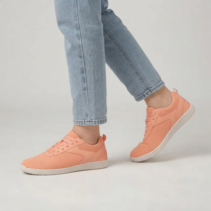 Ruimeva ruimeva: ademende damessneakers – Zalmroze, gedragen door model