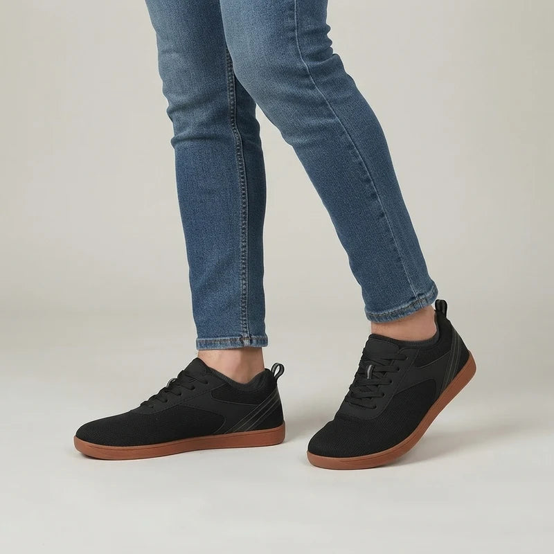Ruimeva ruimeva: ademende damessneakers – Zwart, gedragen door model