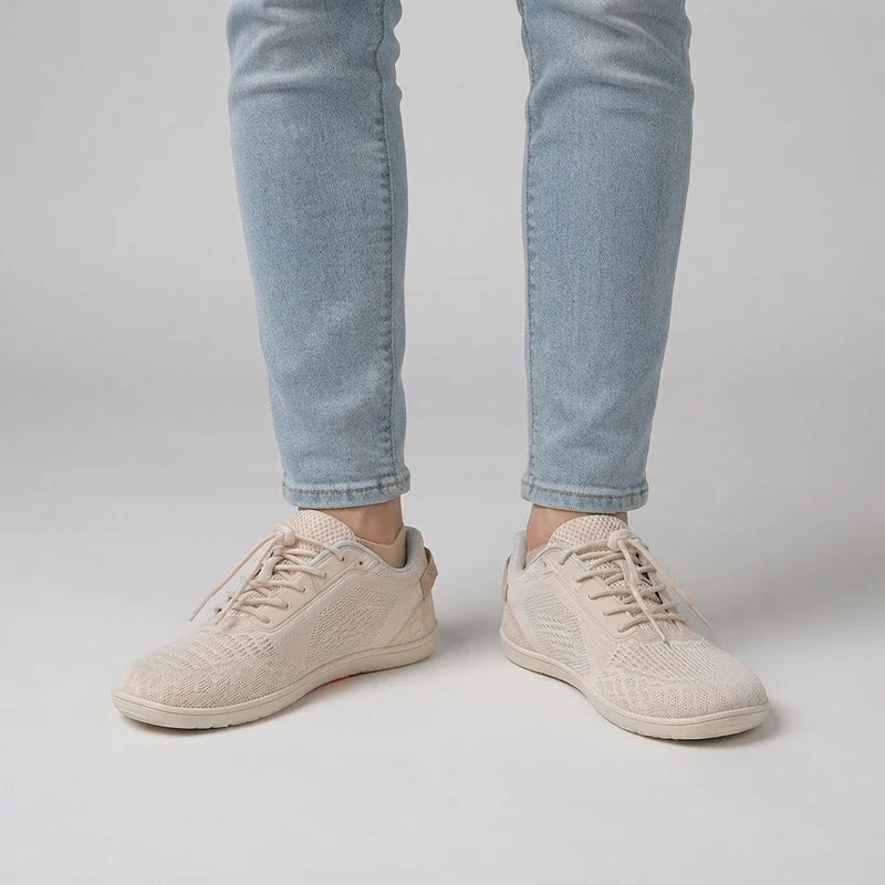 Ruimstep brede comfortsneakers – Beige, gedragen door model