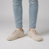 Ruimstep brede comfortsneakers – Beige, gedragen door model