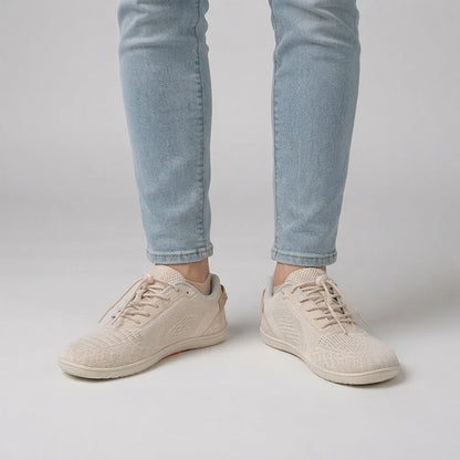 Ruimstep brede comfortsneakers – Beige, gedragen door model