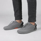 Ruimstep brede comfortsneakers – Grijs, gedragen door model