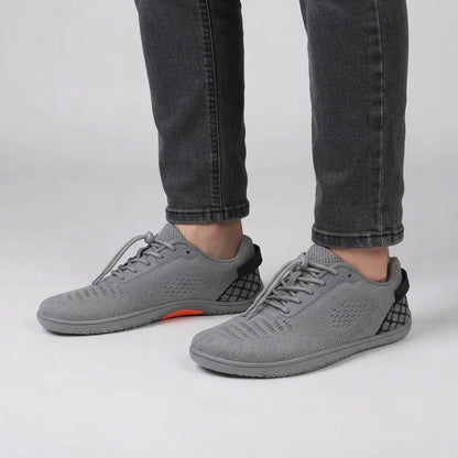 Ruimstep brede comfortsneakers – Grijs, gedragen door model