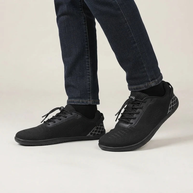 Ruimstep brede comfortsneakers – Zwart, gedragen door model
