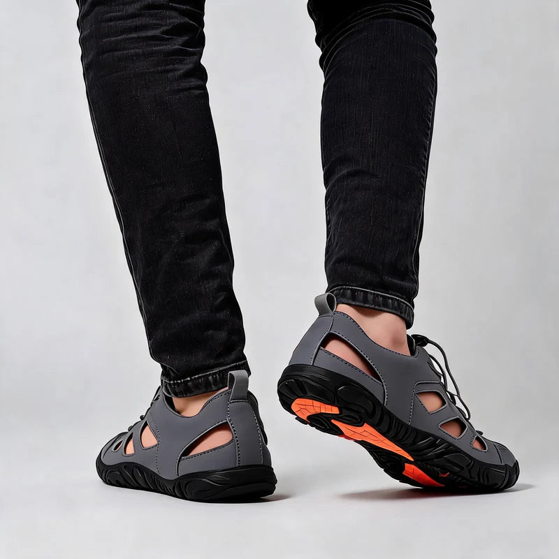 Terrastep terrastep: lichte & ademende barefoot sandalen – Grijs, gedragen door model