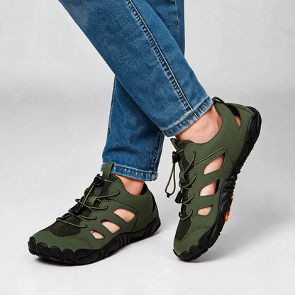 Terrastep terrastep: lichte & ademende barefoot sandalen – Legergroen, gedragen door model