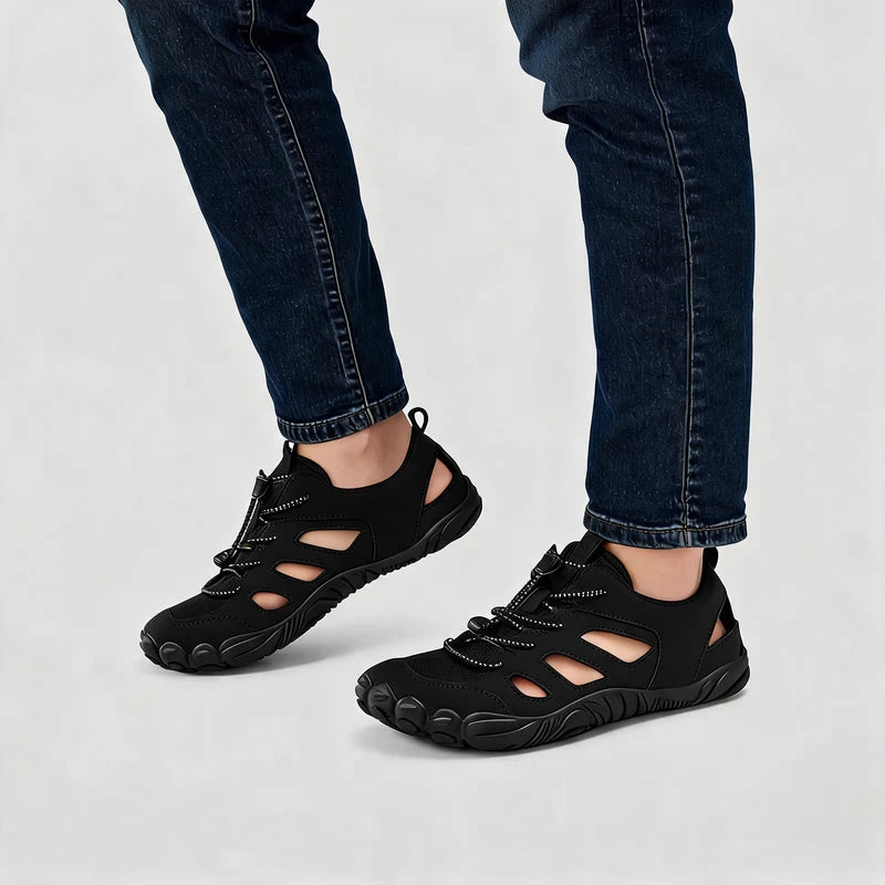 Terrastep terrastep: lichte & ademende barefoot sandalen – Zwart, gedragen door model