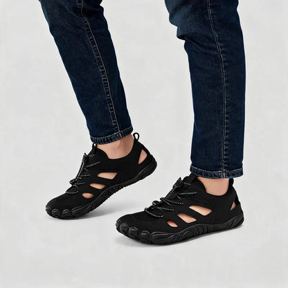 Terrastep terrastep: lichte & ademende barefoot sandalen – Zwart, gedragen door model