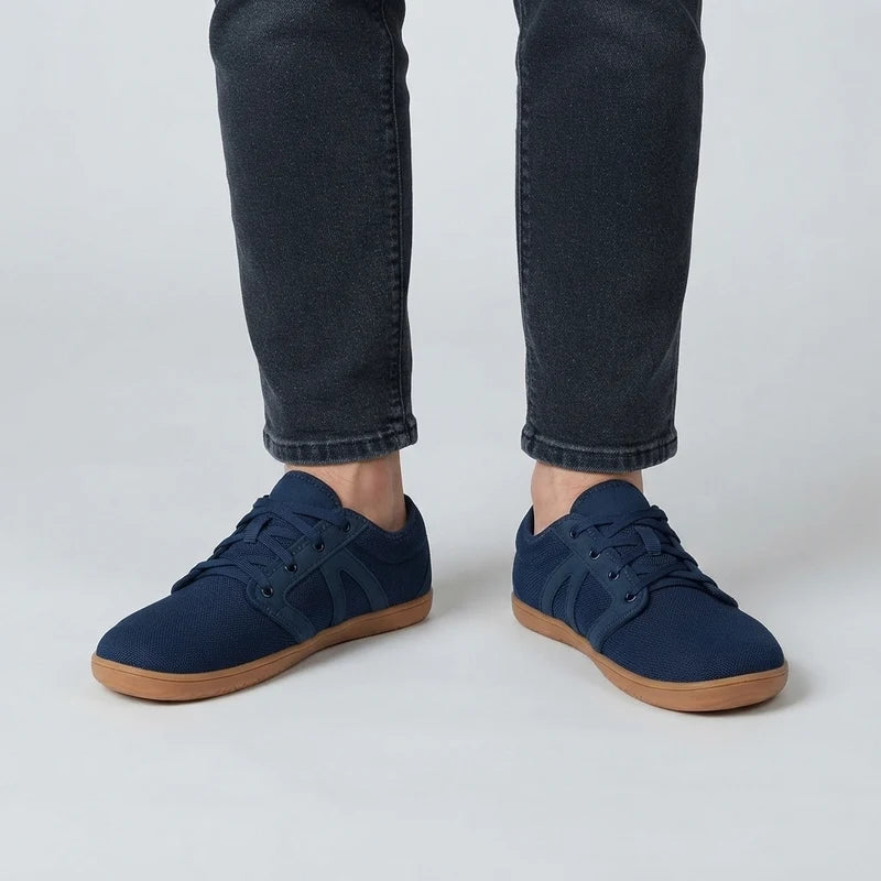 Vrijstep ademende comfortschoenen – Donkerblauw, gedragen door model