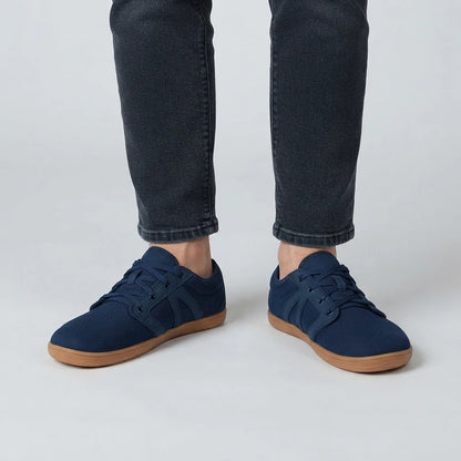 Vrijstep ademende comfortschoenen – Donkerblauw, gedragen door model