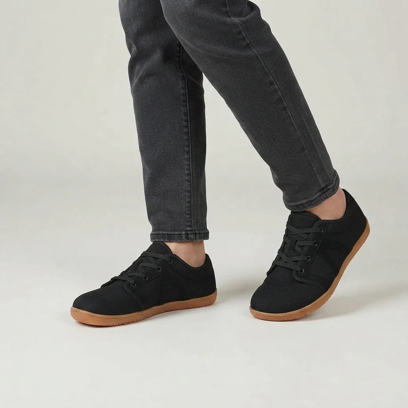 Vrijstep ademende comfortschoenen – Zwart, gedragen door model