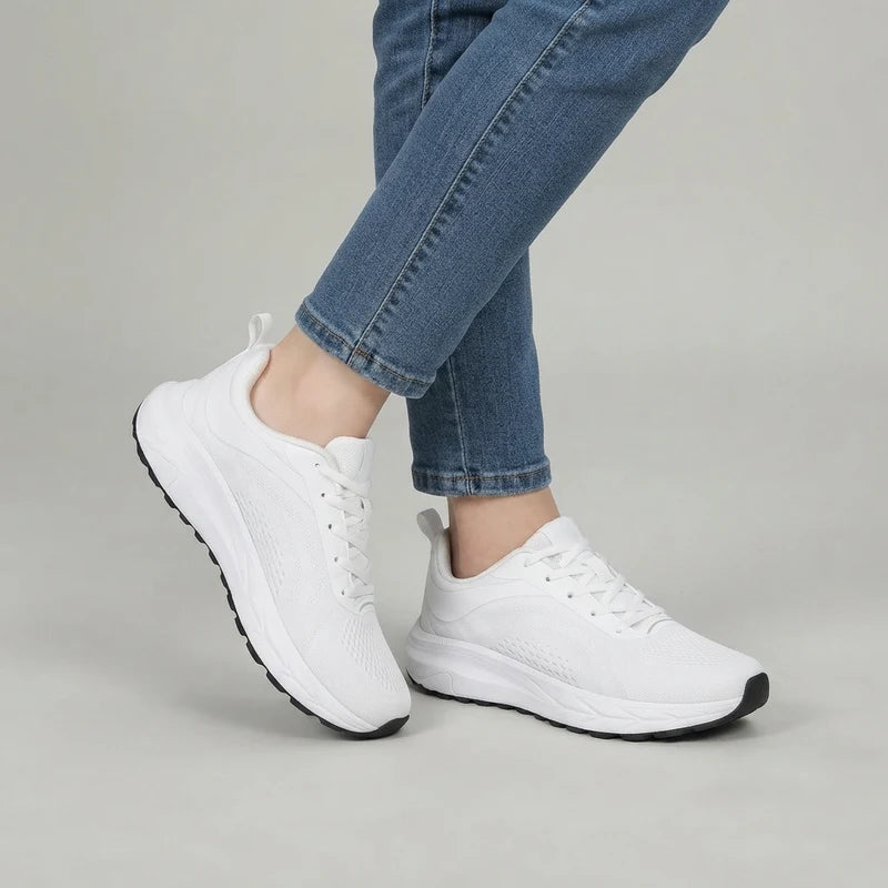 WideFit lichte & ademende comfortsneakers – Wit, gedragen door model