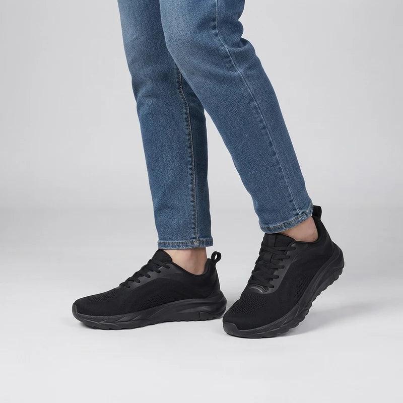 WideFit lichte & ademende comfortsneakers – Zwart, gedragen door model