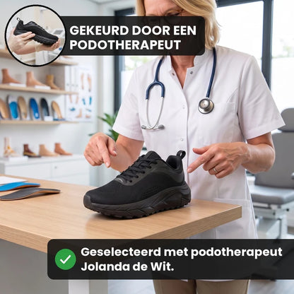 WideFit lichte & ademende comfortsneakers – Zwart, lifestyle op straat